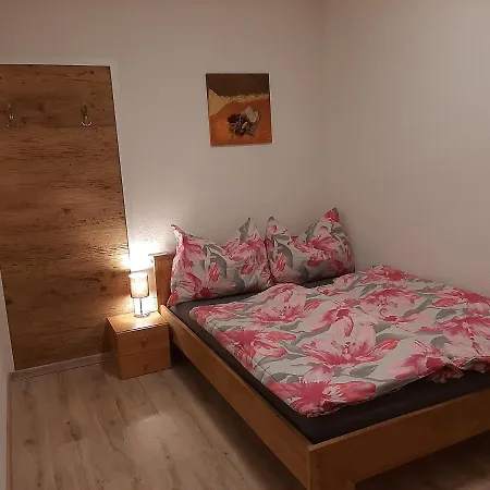 Leonie Apartment *